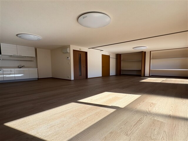 物件内観写真7　(リビングスペース)