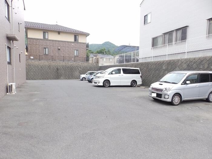 物件外観写真5　(駐車場)