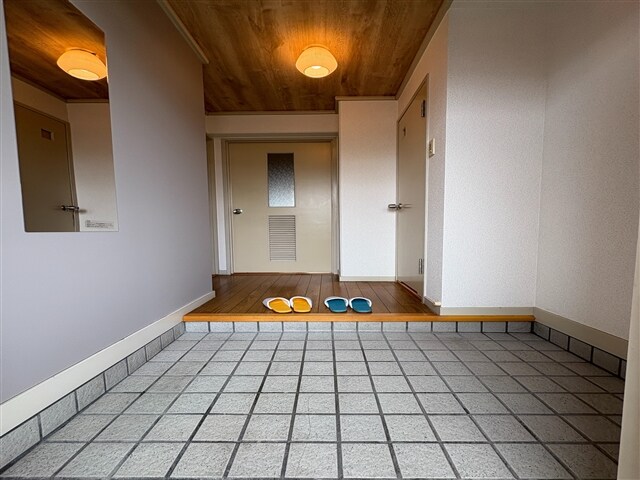 物件内観写真4　(玄関)