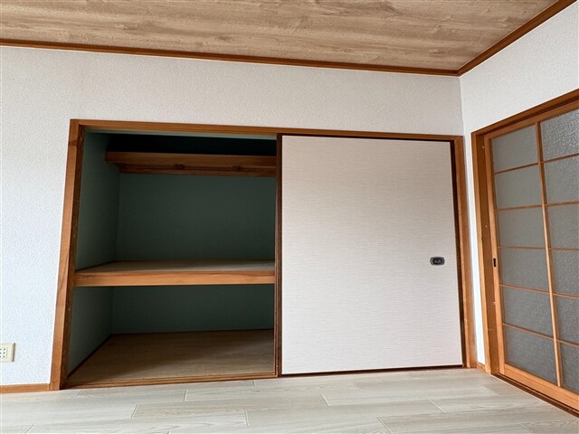 物件内観写真12　(押入れ)