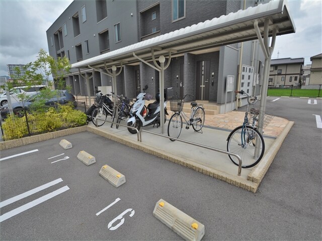 物件外観写真3　(駐輪場)