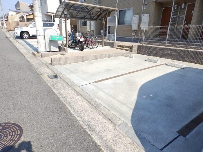 物件外観写真4　(駐車場)