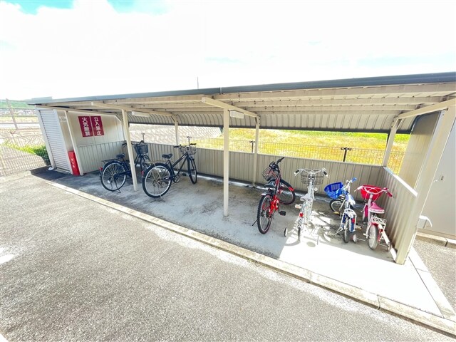 物件外観写真2　(駐輪場)