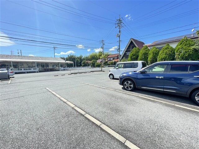 物件外観写真4　(敷地内駐車場)