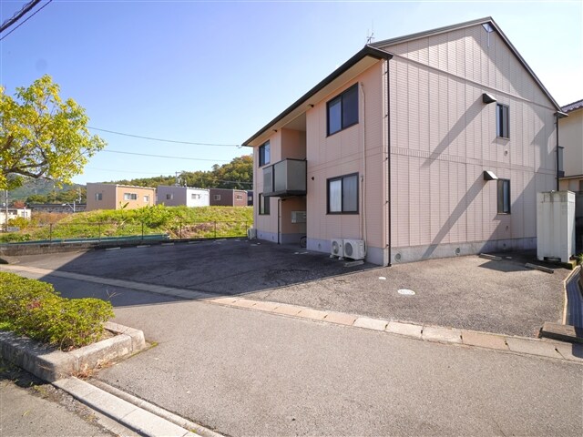 物件外観写真2　(駐車場)