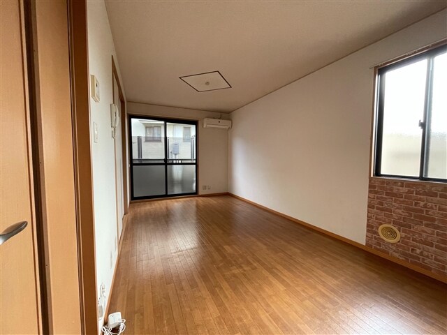 物件内観写真5　(リビングスペース)