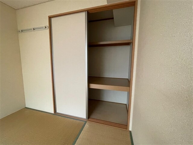 物件内観写真10　(押入れ)