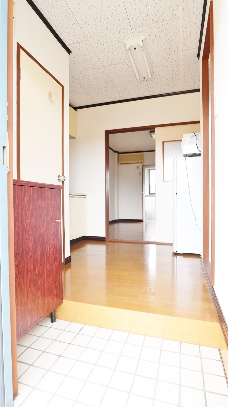 物件内観写真3　(玄関)