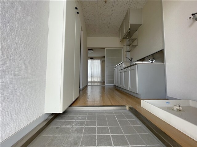 物件内観写真5　(玄関)