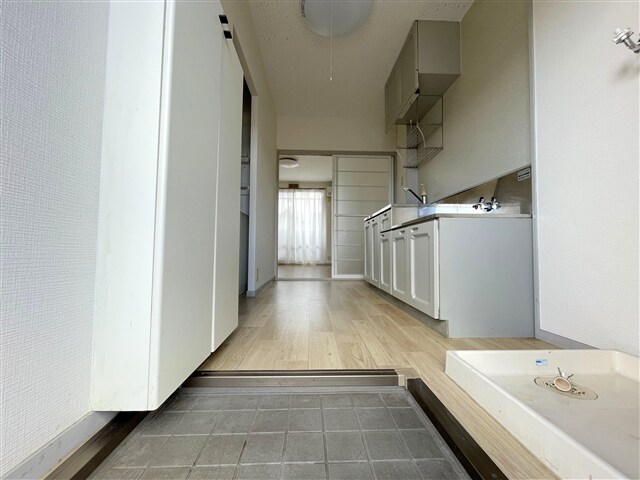 物件内観写真5　(玄関)