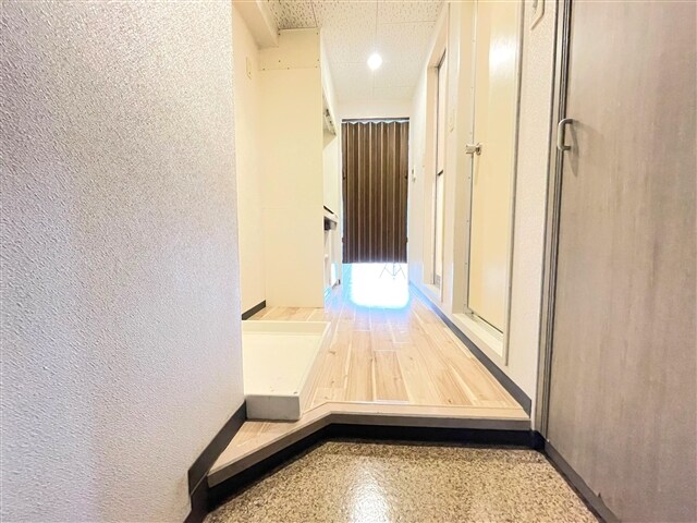物件内観写真4　(玄関)