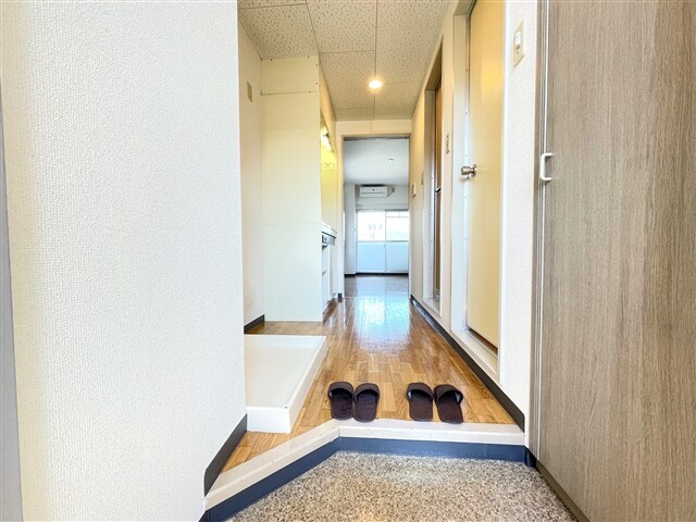 物件内観写真4　(玄関)