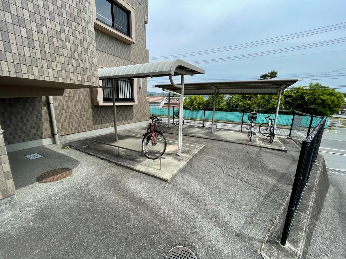 物件外観写真2　(駐輪場)