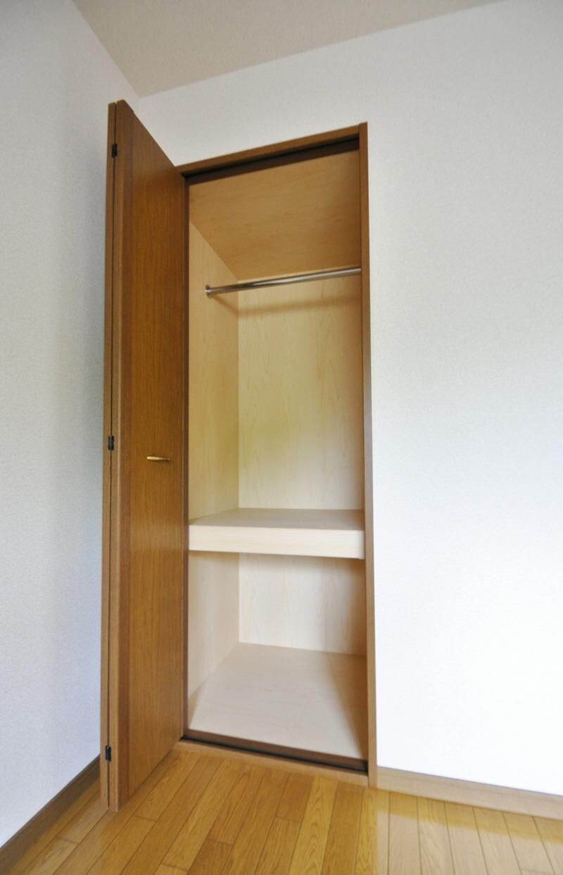 物件内観写真12　(洋室収納)