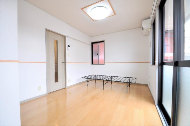 物件内観写真10　(居室（ベッドフレームは付きません）)