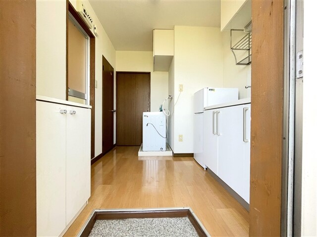 物件内観写真4　(玄関)