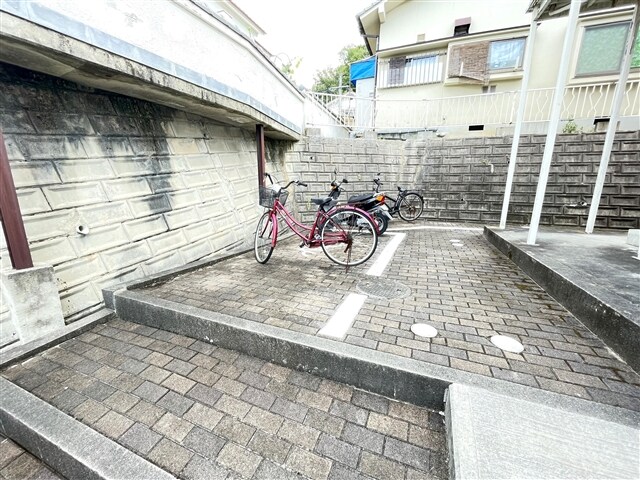 物件外観写真2　(駐輪場)
