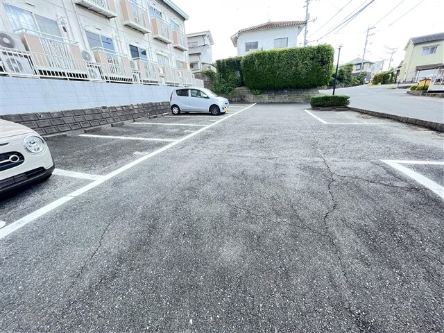物件外観写真4　(駐車場)