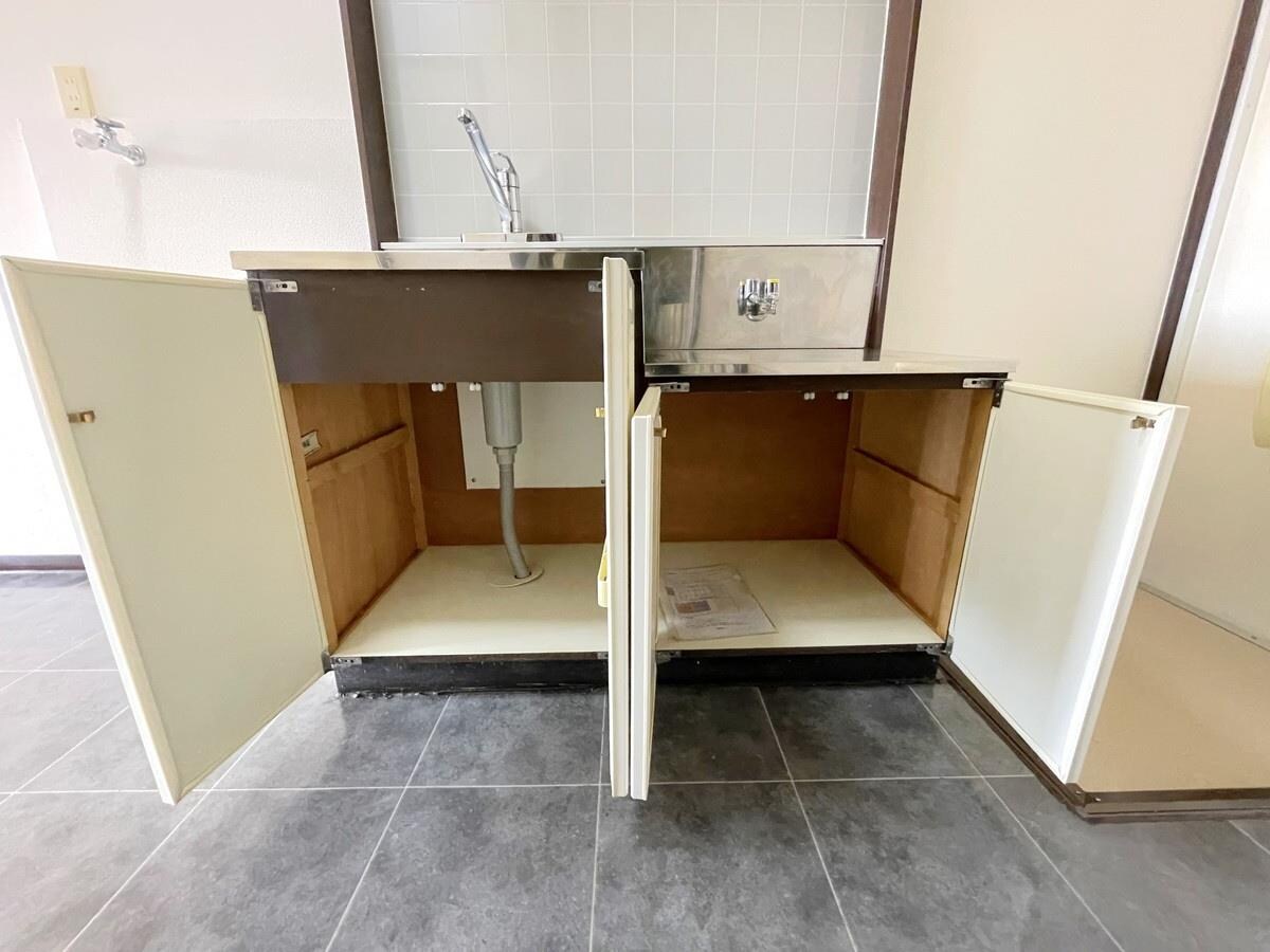 物件内観写真8　(コンロ台下収納)