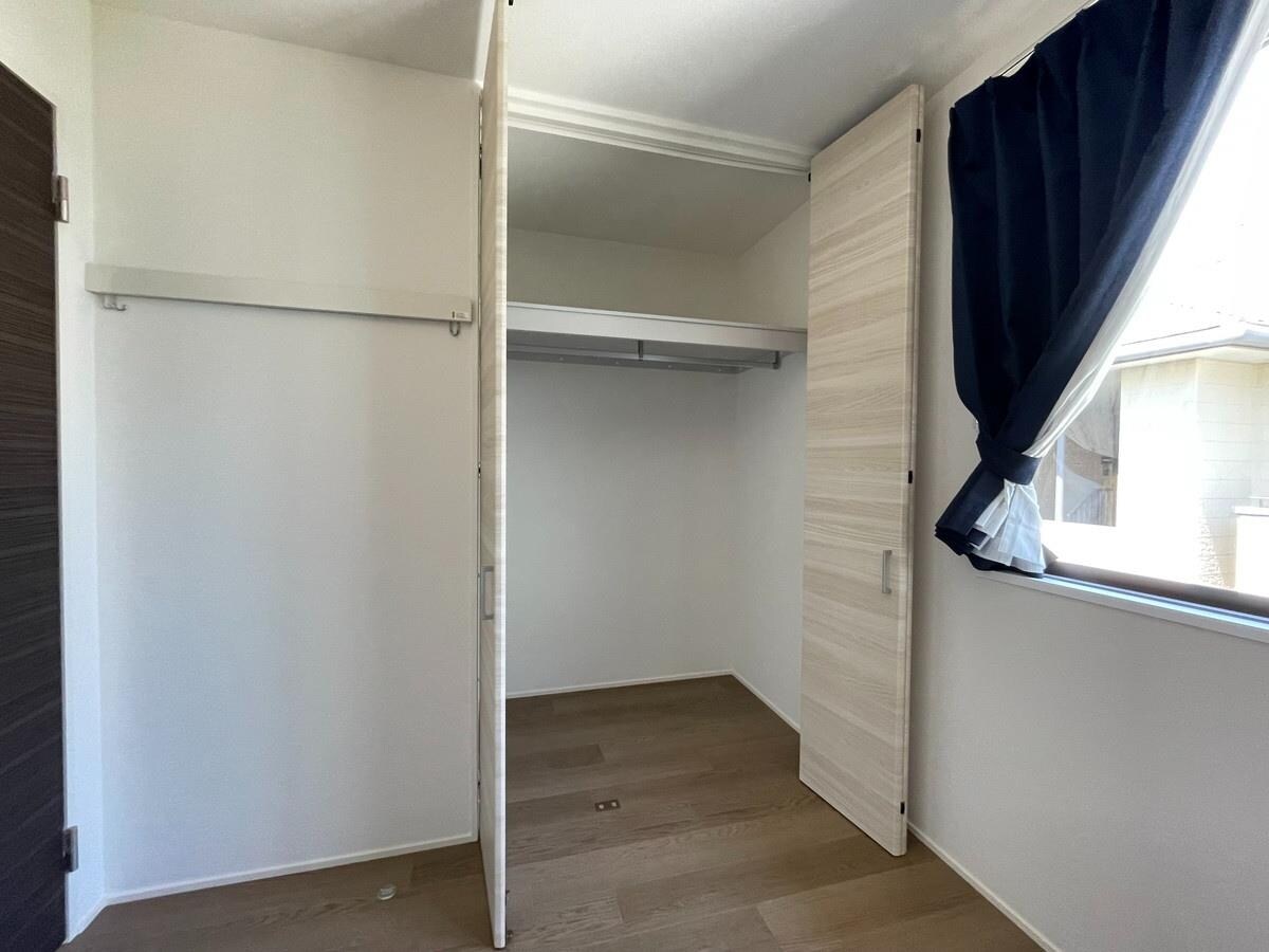 物件内観写真14　(居室収納)