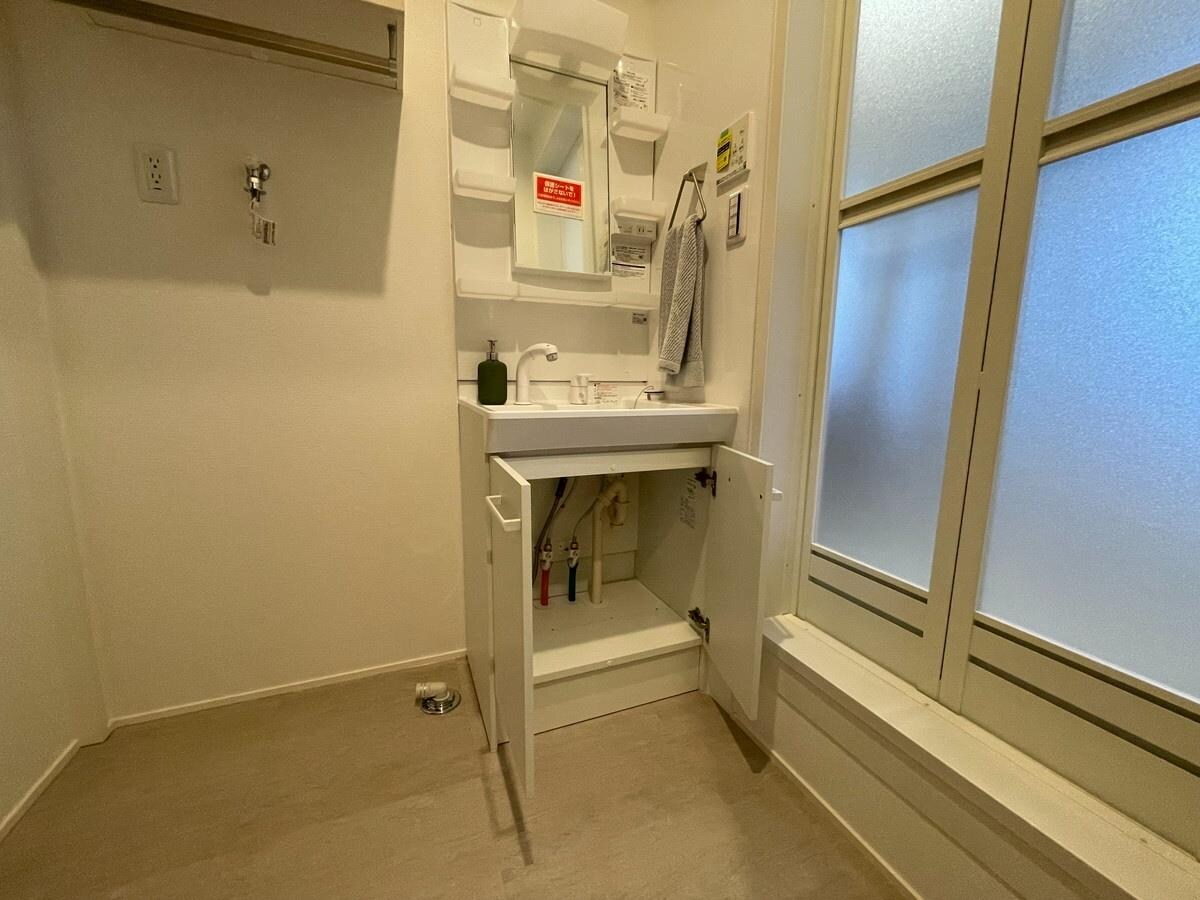 物件内観写真16　(洗面台収納)