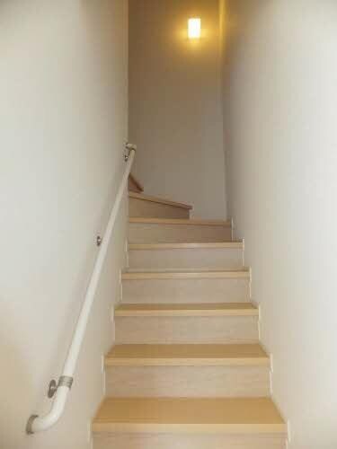 物件内観写真3　(玄関＆内階段)