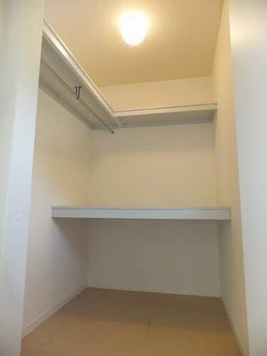 物件内観写真9　(居室収納1)