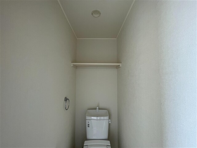 物件内観写真18　(トイレ収納棚)