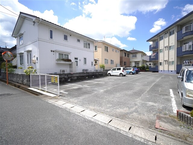 物件外観写真5　(駐車場)