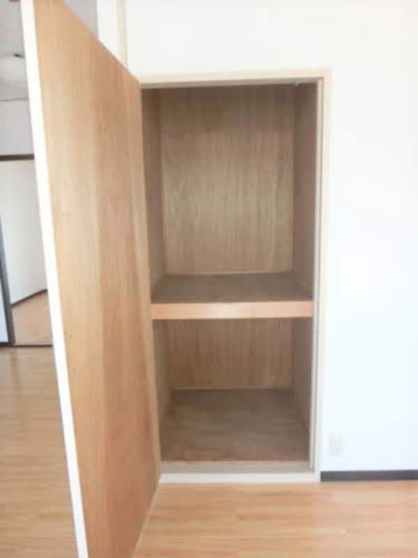 物件内観写真10　(洋室収納)