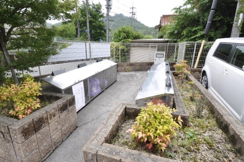 物件外観写真2　(敷地内ごみステーション)