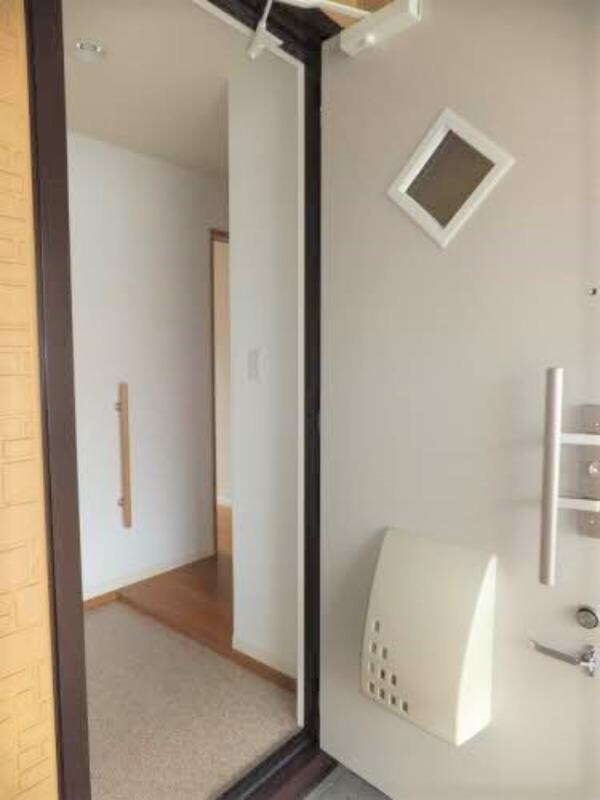 物件内観写真4　(玄関)