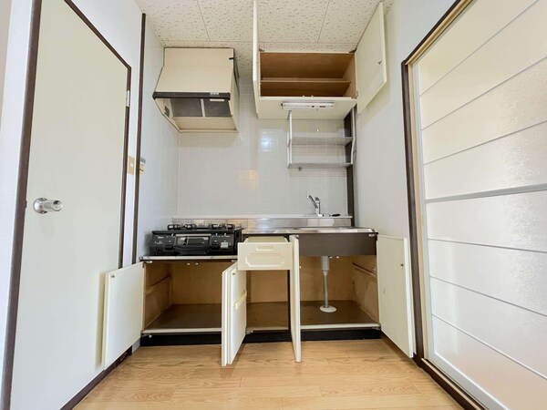 居室(キッチン上部収納)
