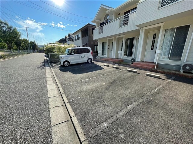 物件外観写真4　(駐車場)