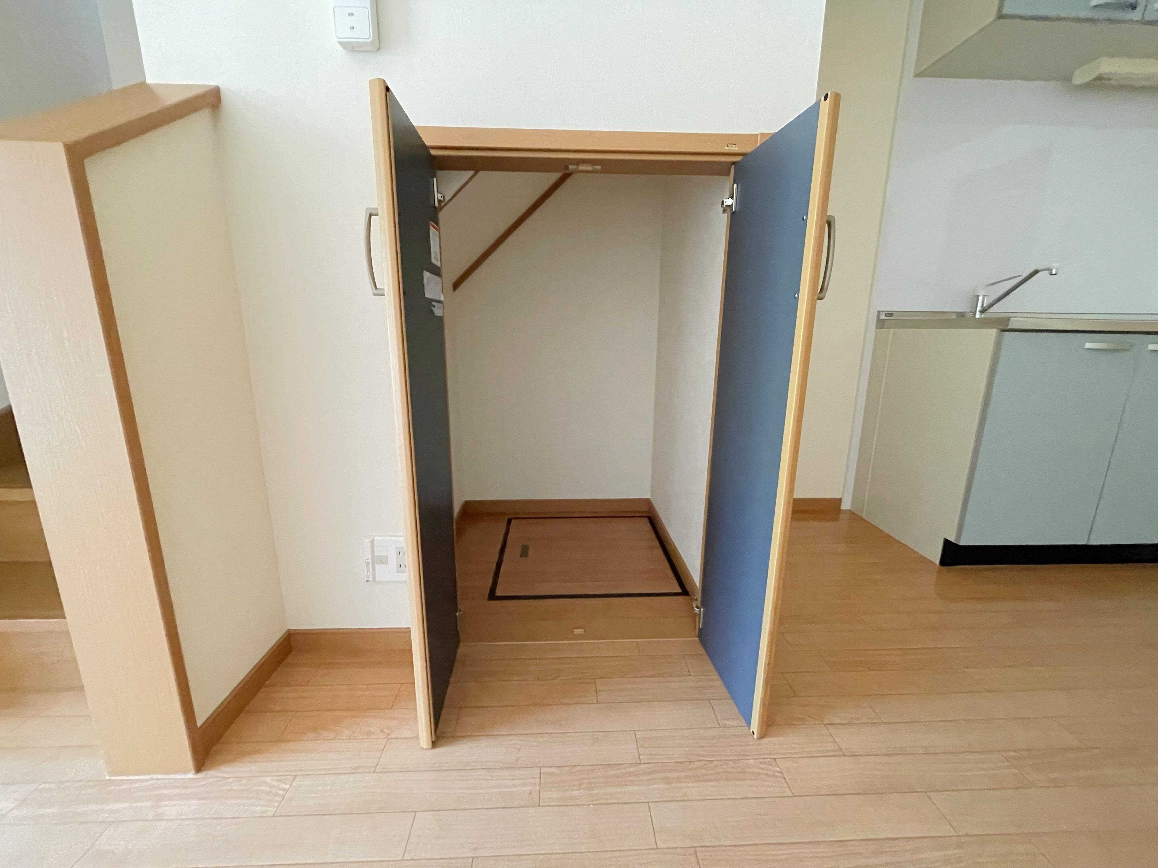 物件内観写真12　(階段下収納)