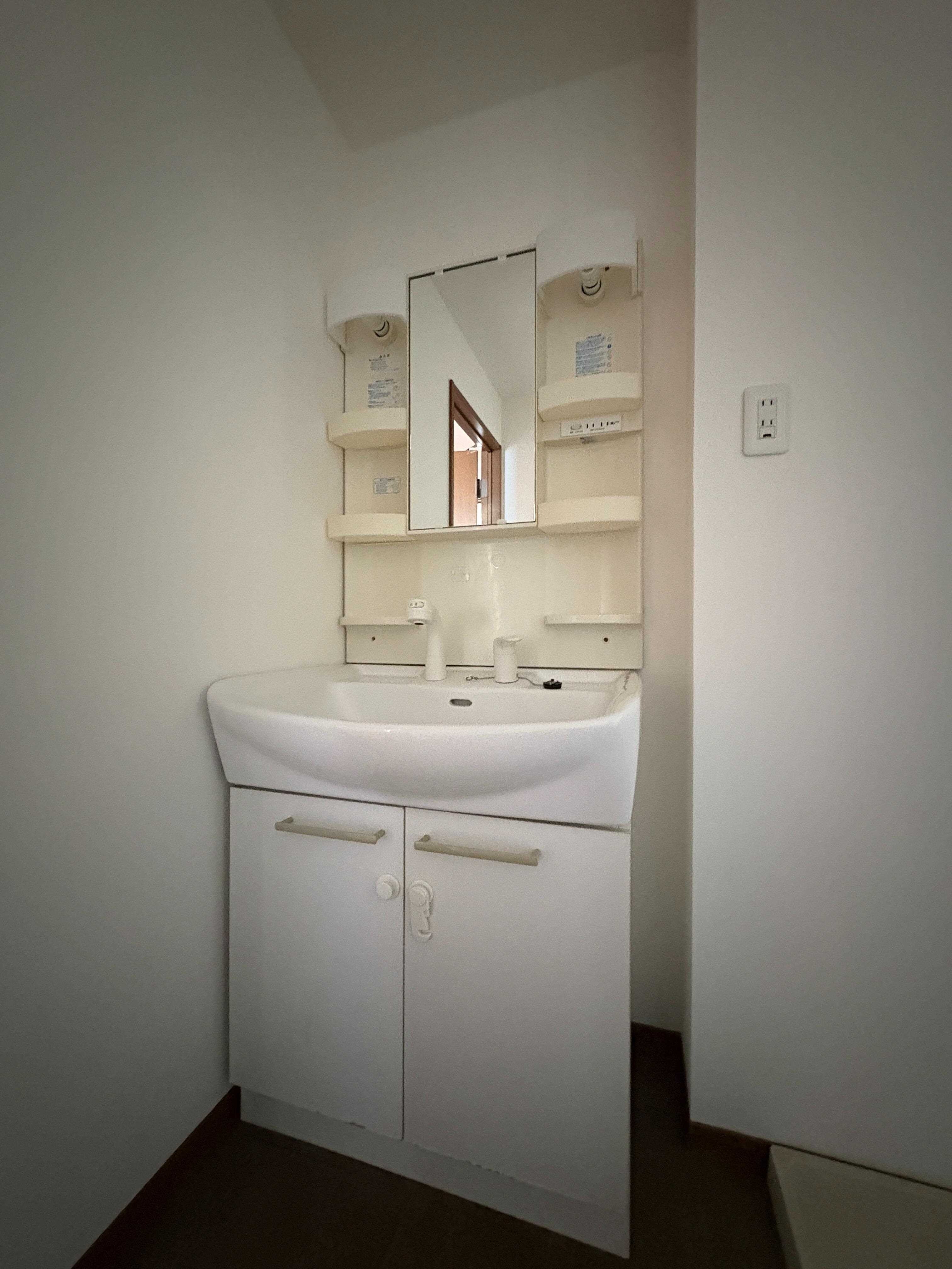 物件内観写真15　(独立洗面台)