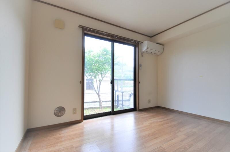 物件内観写真8　(洋室6帖（1F）)