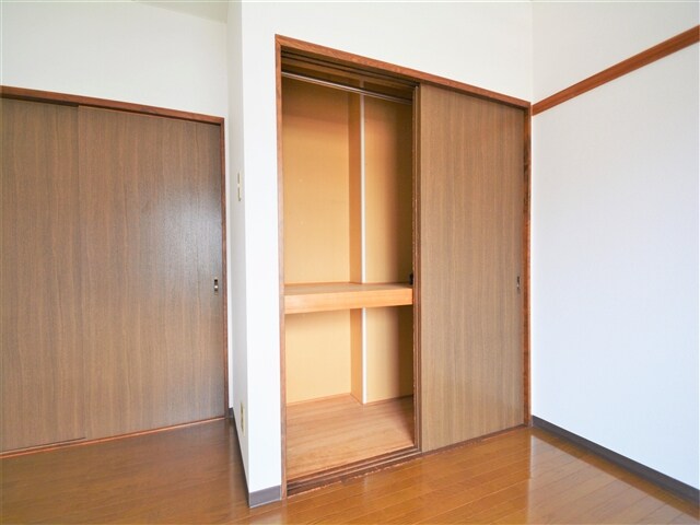 物件内観写真12　(洋室収納)