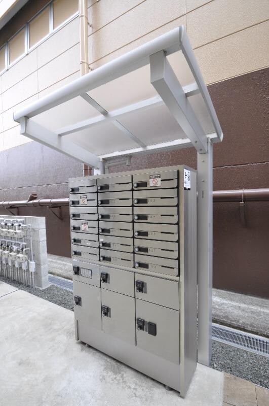 物件外観写真4　(宅配ボックス＋集合ポスト)
