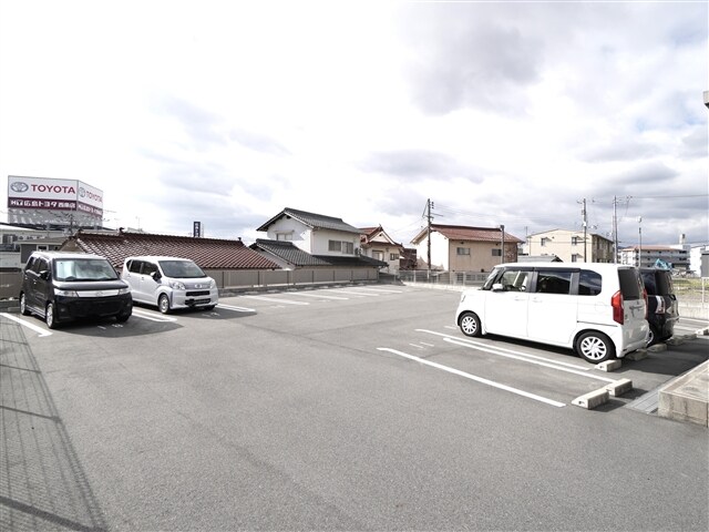 物件外観写真5　(駐車場)