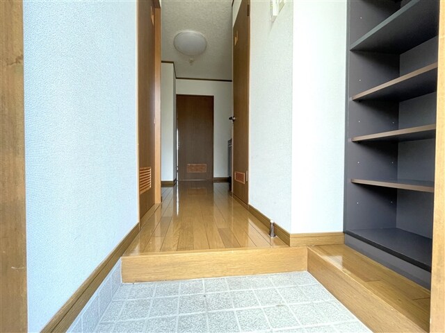 物件内観写真5　(玄関)