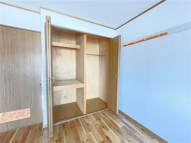 物件内観写真12　(洋室収納)