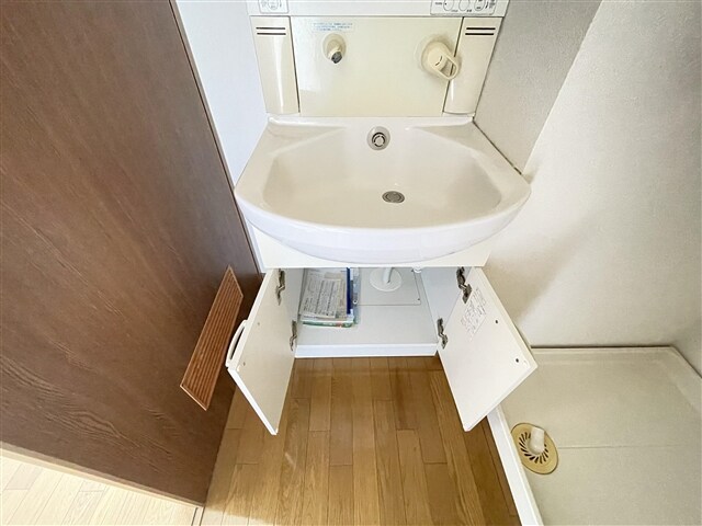 物件内観写真14　(洗面台収納)