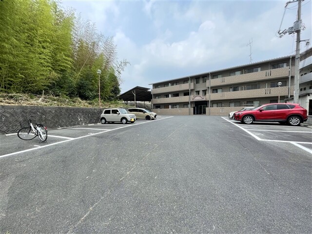 物件外観写真4　(駐車場)