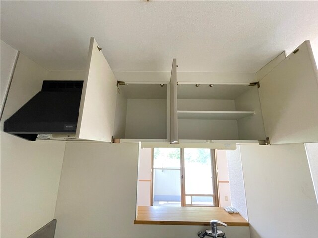 物件内観写真11　(キッチン上収納)