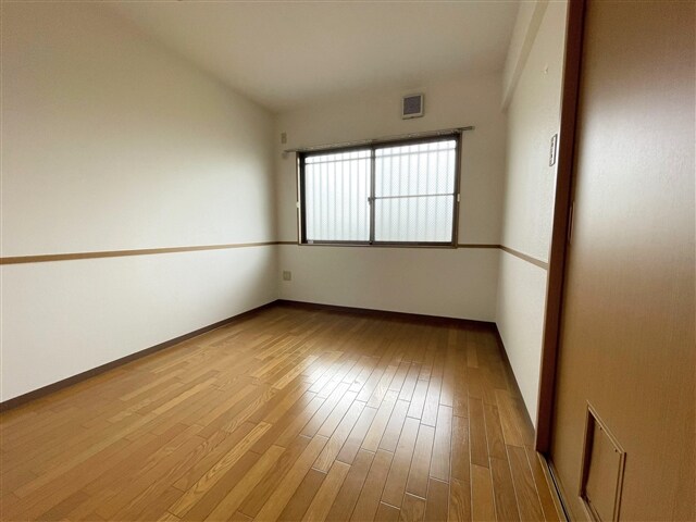 物件内観写真13　(寝室収納)