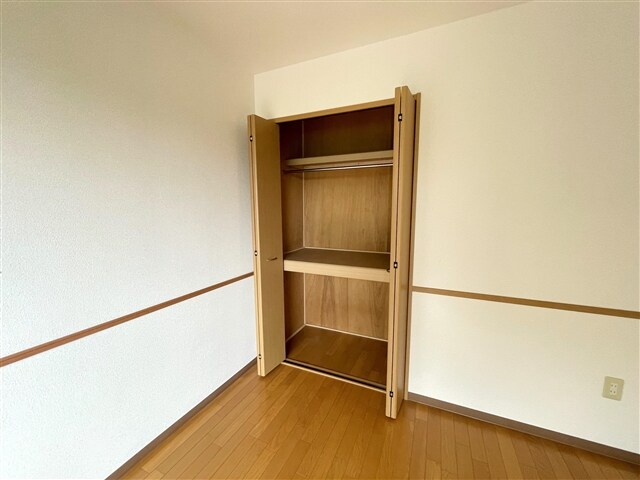 物件内観写真14　(洋室収納)