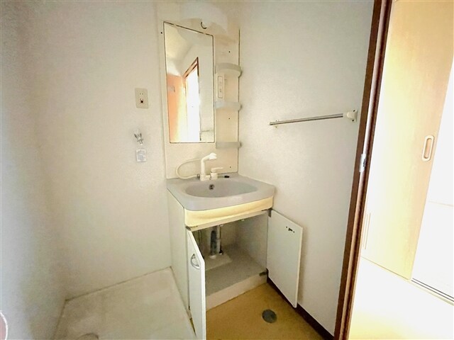 物件内観写真18　(洗面台下収納)