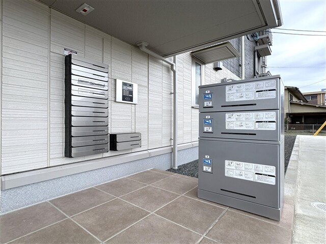 物件外観写真2　(宅配ＢＯＸ＋集合ポスト)