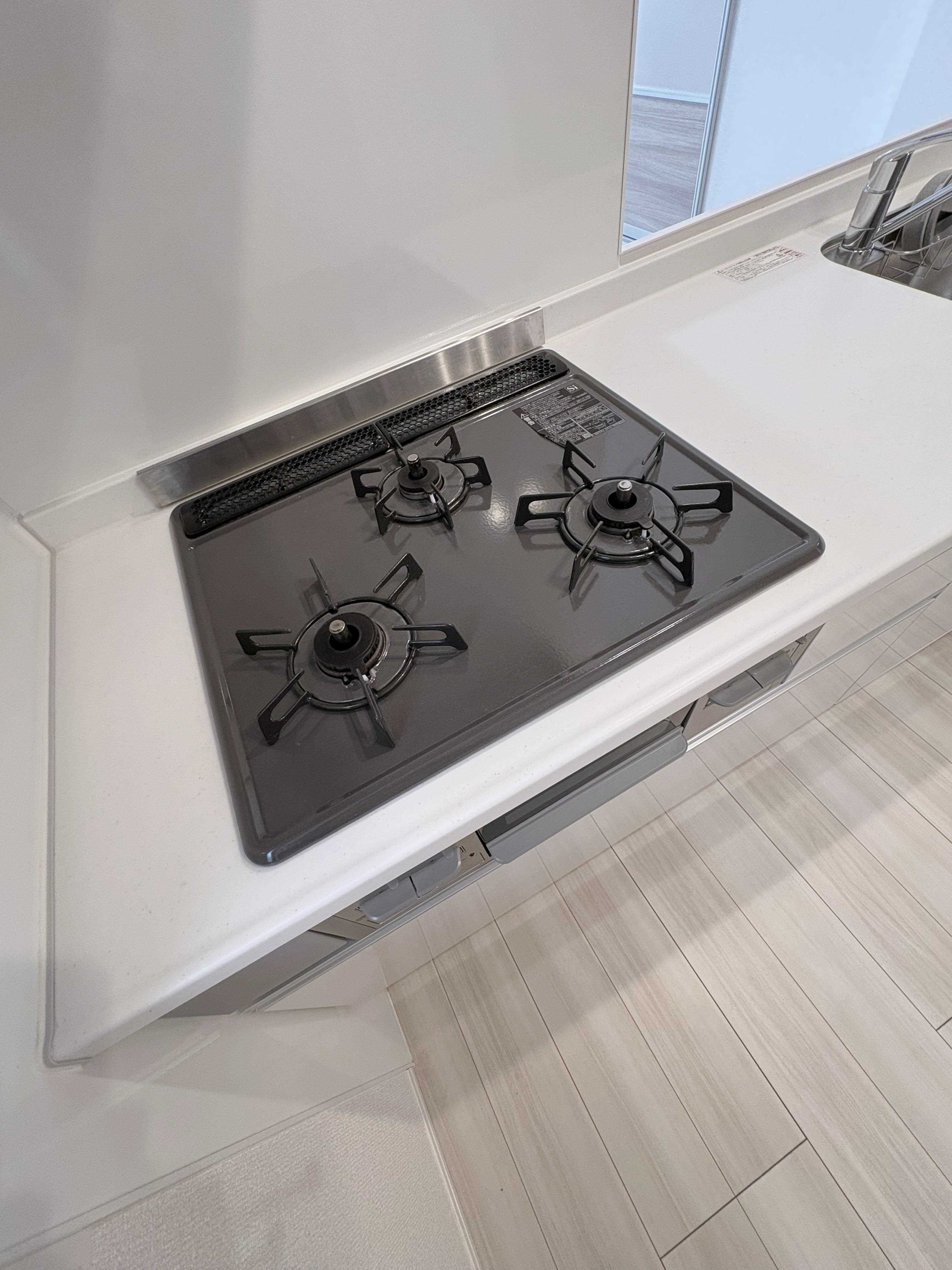 物件内観写真11　(３口コンロ＋グリル)